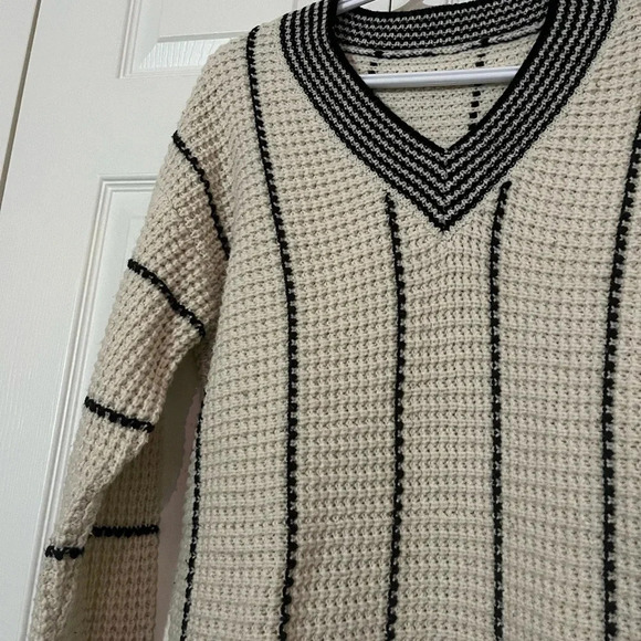 Ladies Knit Sweater - Picture 6 of 8